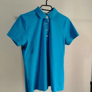 TOMMY HILFIGER PLAVA MAJICA SA KRAGNICAMA