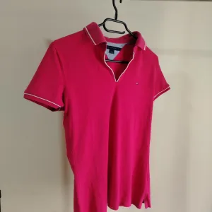 TOMMY HILFIGER PINK MAJICA SA KRAGNICAMA