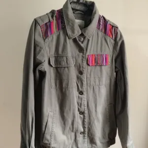 PROLEĆNA JAKNA SA ETNO PRINTOM