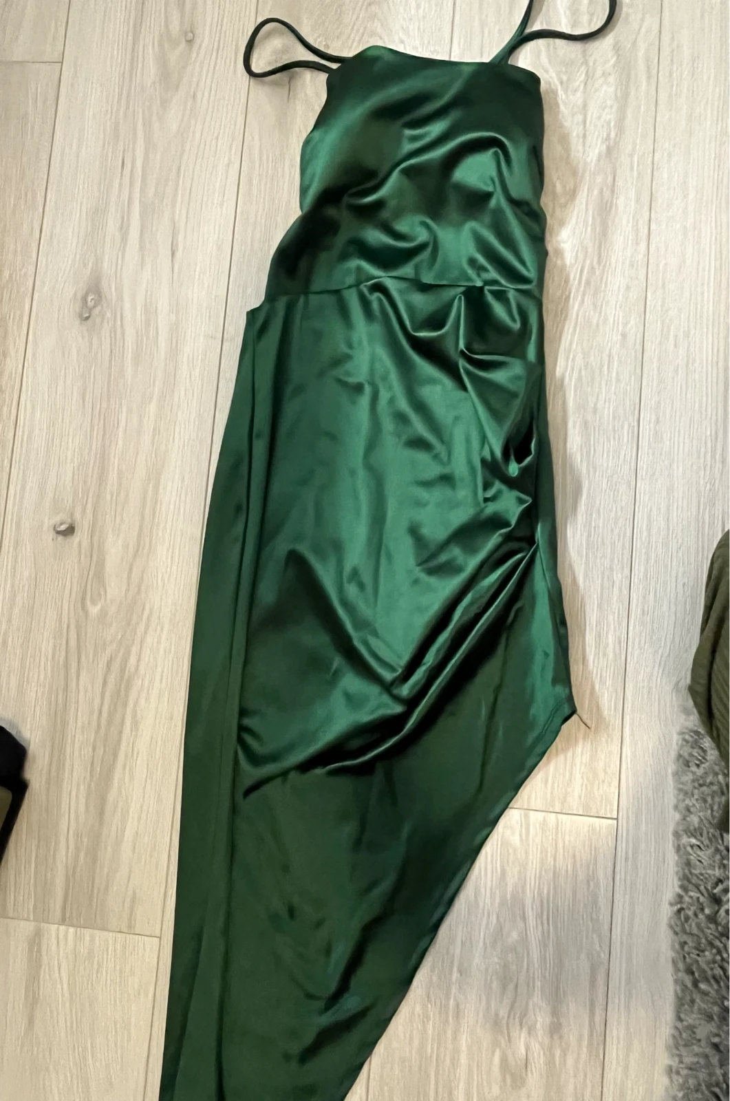 Elegantna satenska haljina