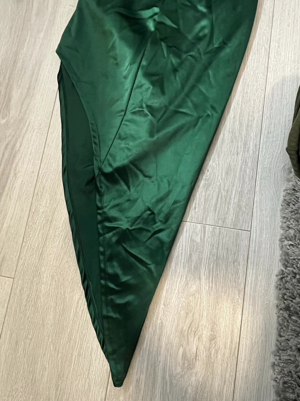 Elegantna satenska haljina