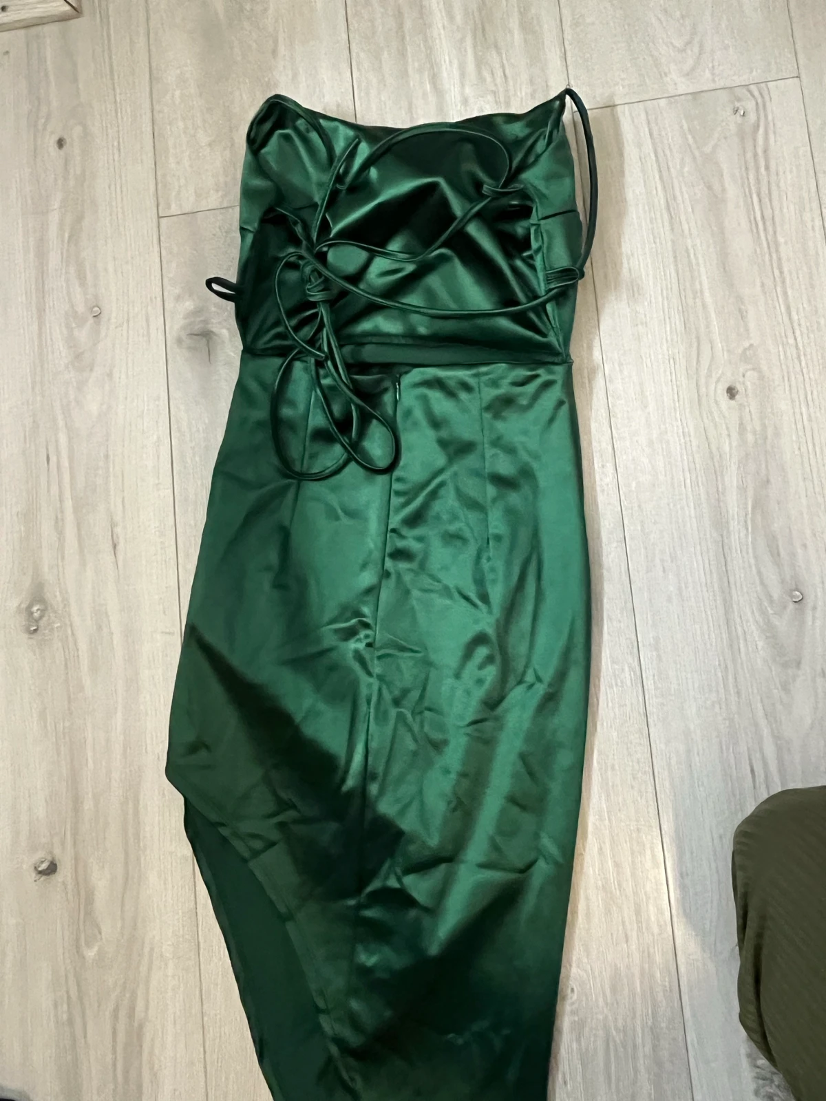 Elegantna satenska haljina