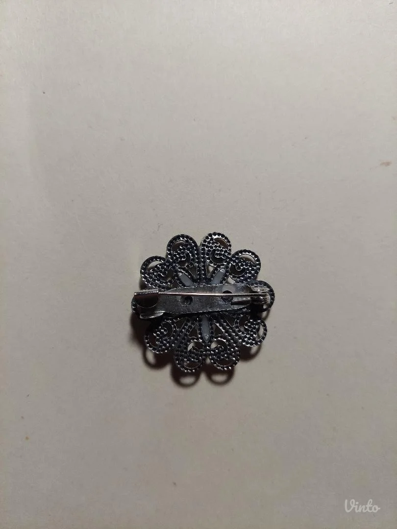 Okrugli rustični broš sa biserima