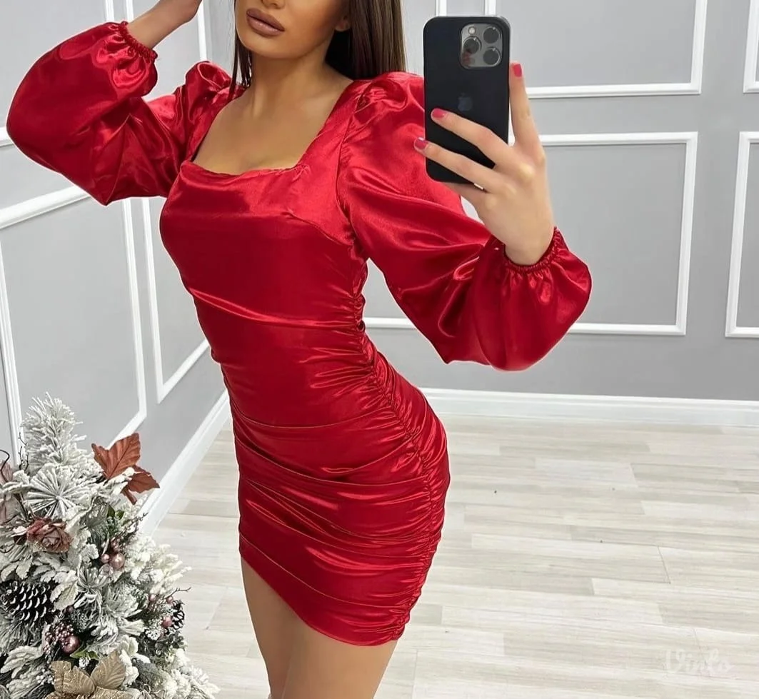 Crvena saten haljina