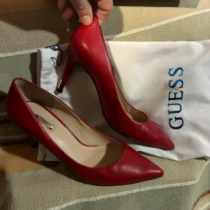Guess crvene salonke