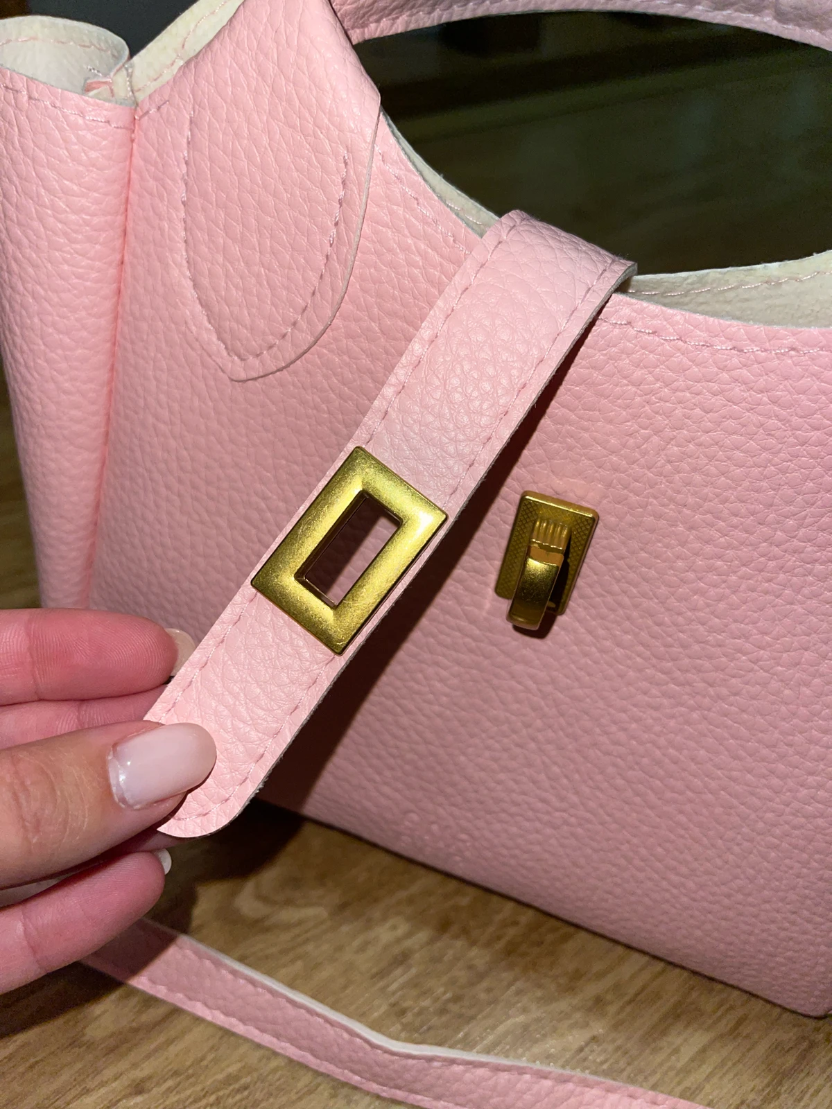 Baby pink zenska torbica