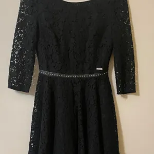 GUESS crna čipkana haljina NOVO