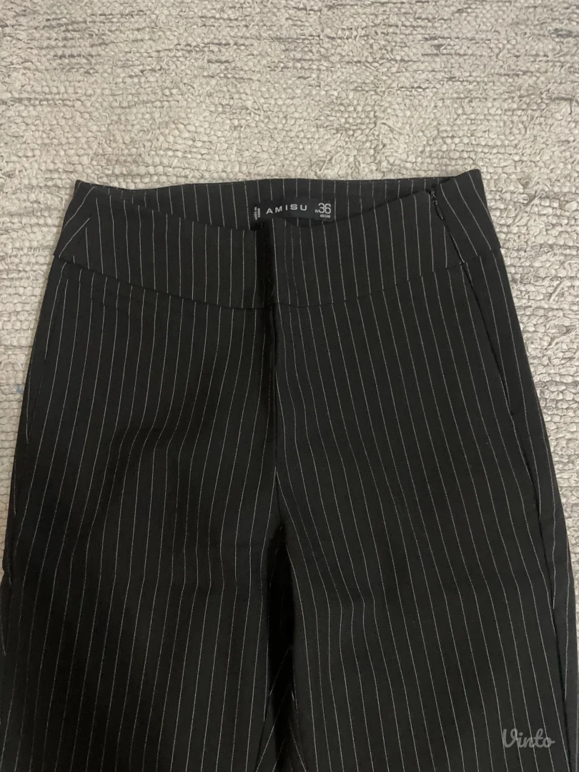 New Yorker crne pantalone