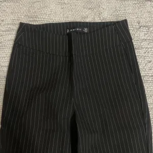 New Yorker crne pantalone