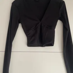 New yorker crna majica na duge rukave