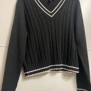 H&M crni džemper