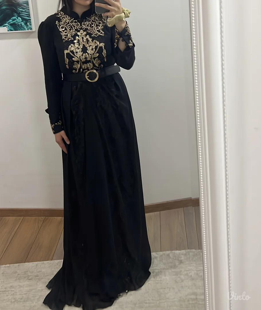 Duga haljina u stilu abaje sa ručnim radom.