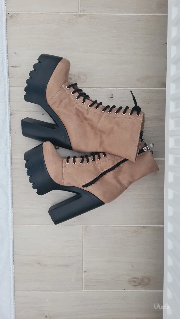 Cizme braon na stiklu