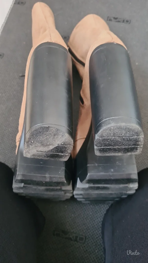 Cizme braon na stiklu