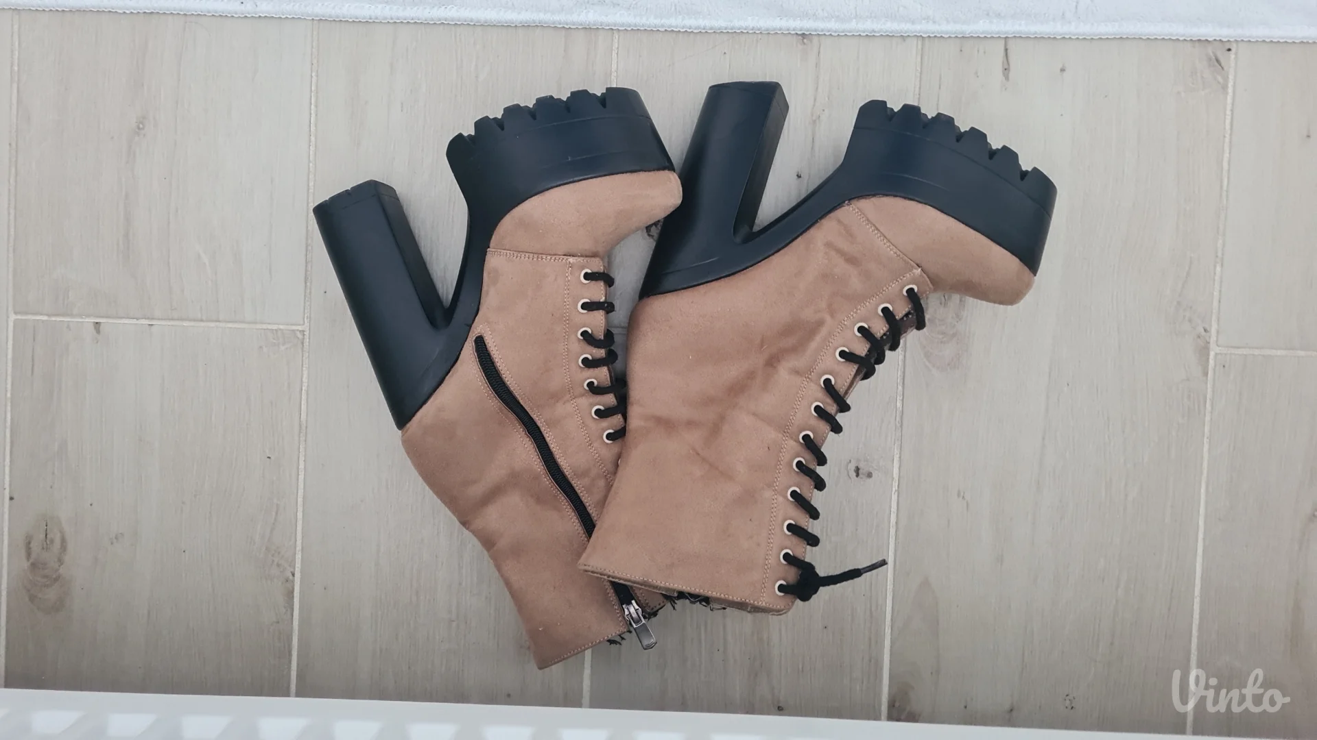 Cizme braon na stiklu