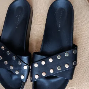 Zara crne papuce