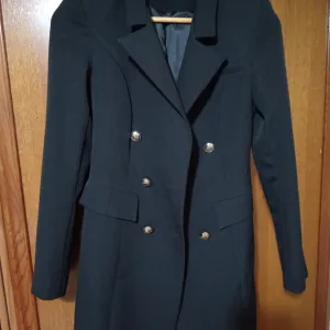 Elegantni strukirani vecernji crni sako