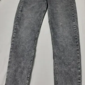 Sive ženske farmerice