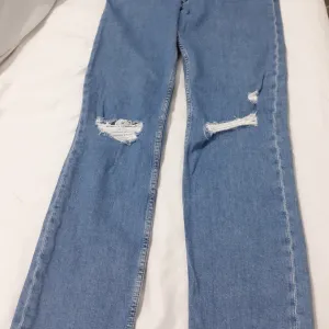 Plave pocepane ženske farmerice