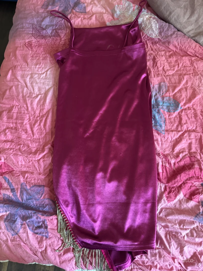 Haljina prelepe boje sa srebrnim resama