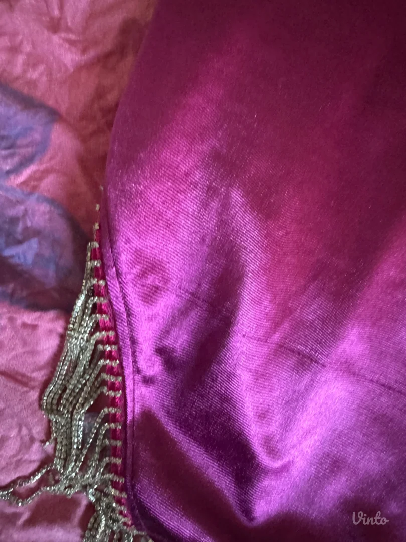 Haljina prelepe boje sa srebrnim resama