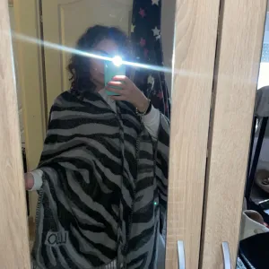 Liu Jo nov ponco/ogrtac