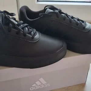 Patike Adidas broj 40 Nove