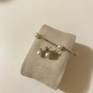 Biserni set srebra narukvica i mindjuše