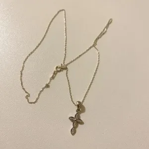 Srebrni lančić sa krstom