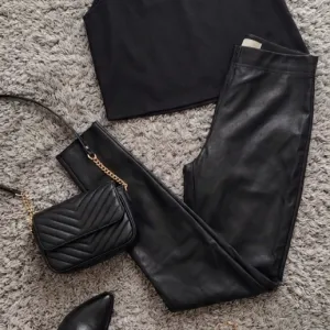 Kožne pantalone i bluza set