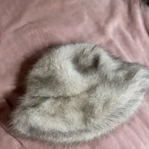 Zara bucket sheepskin kapa