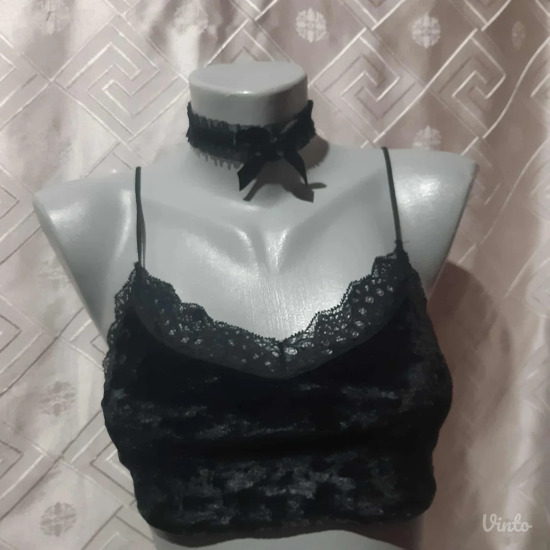 Choker ogrlica i plisana kratka majica S/M