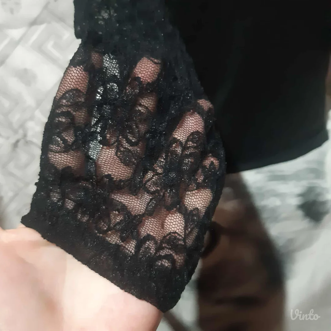 Crna bluza sa cipkom M