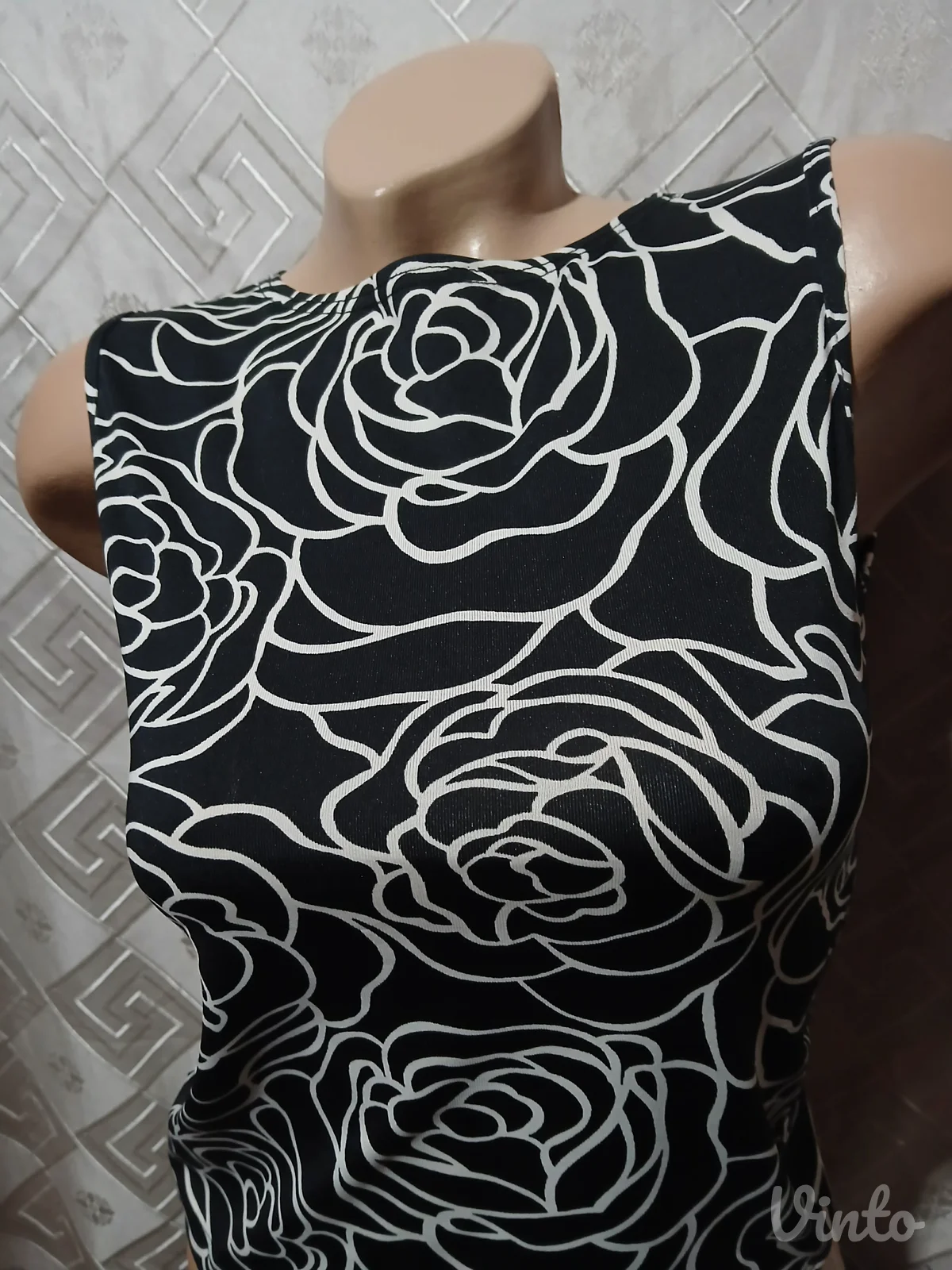 Crop bluza sa ruzama S