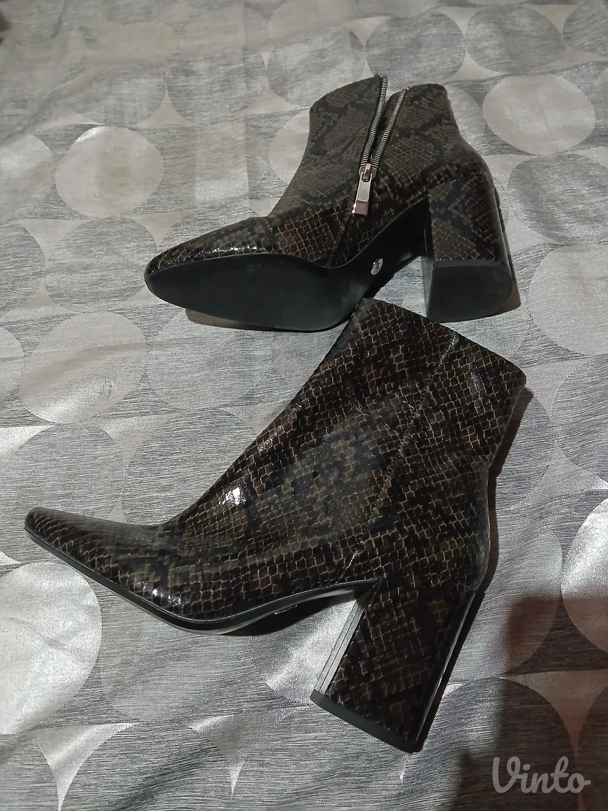 Zara gleznjace snake print 36