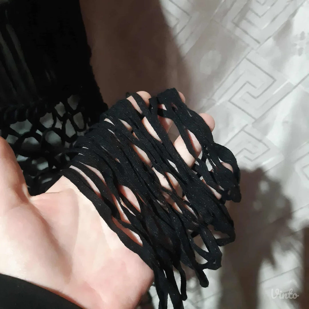 Rupicasta crna bluza sa resama M/L