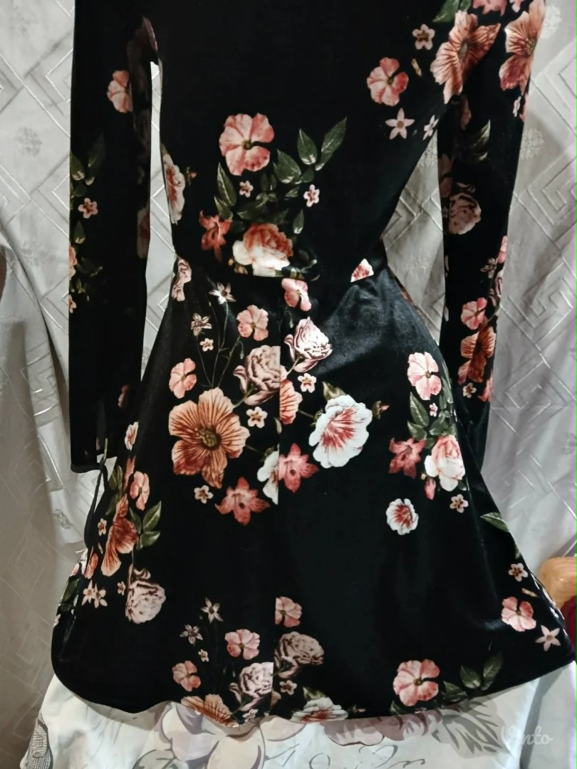 Prelepa crna plisana haljina A kroja floral print S