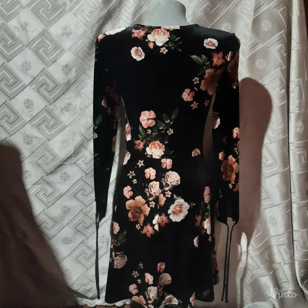 Prelepa crna plisana haljina A kroja floral print S