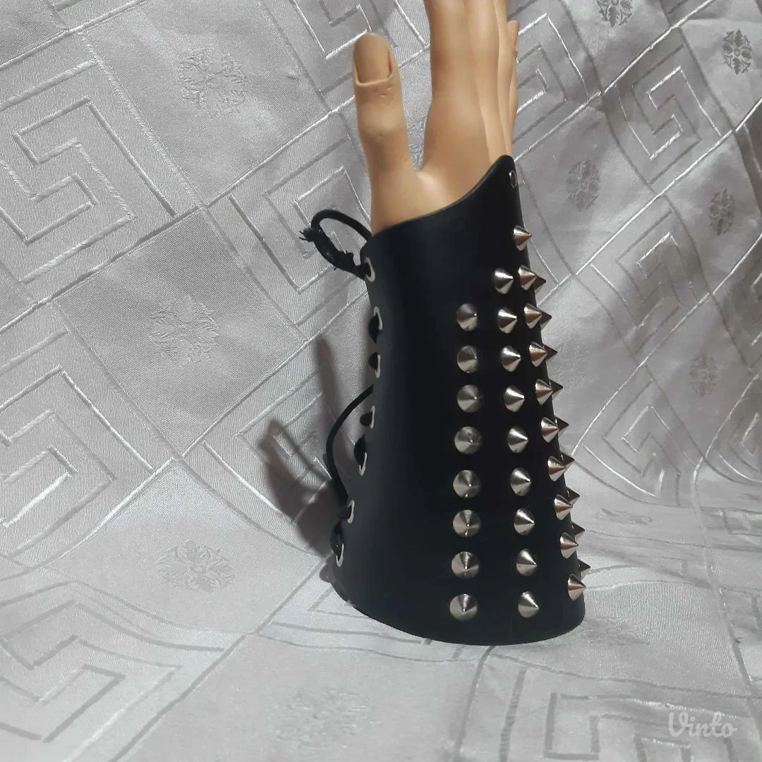 Punk/Rock/Metal narukvica sa nitnama Unisex