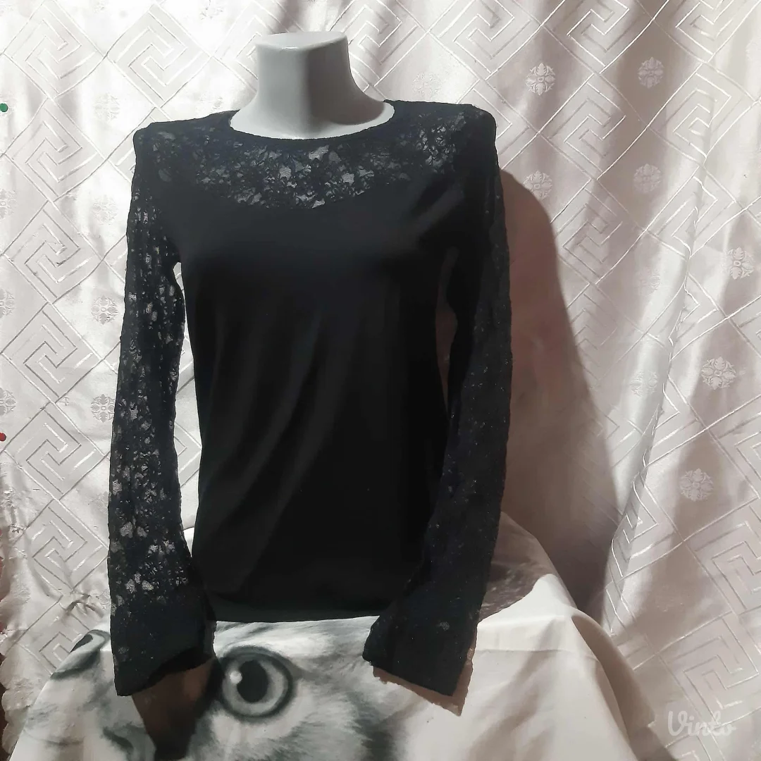 Crna bluza sa cipkom M