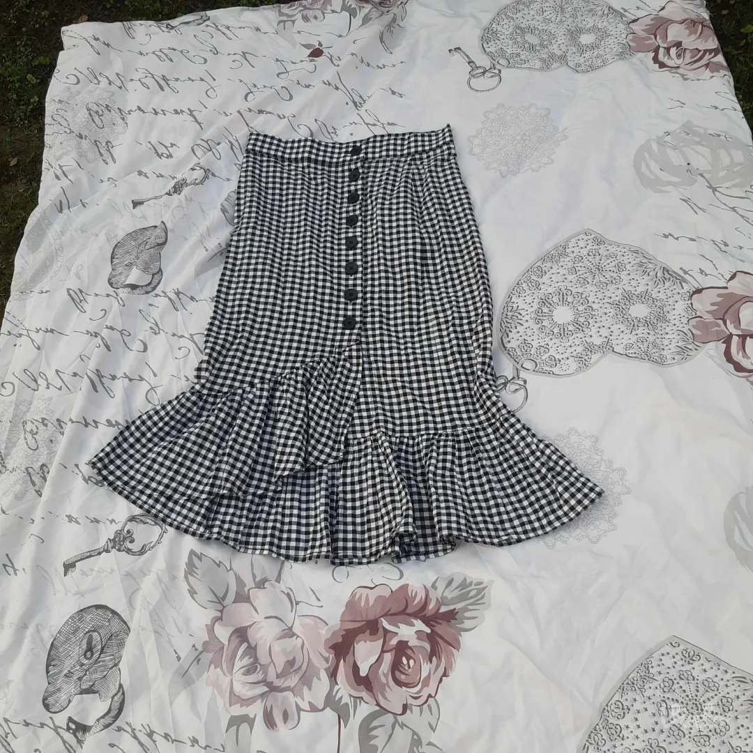 Karirana Crno/Bela midi suknja S