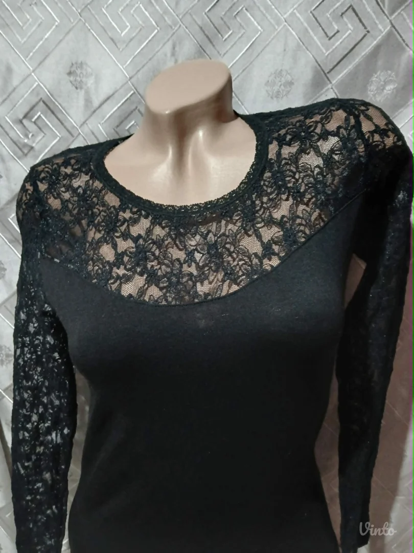 Crna bluza sa cipkom M