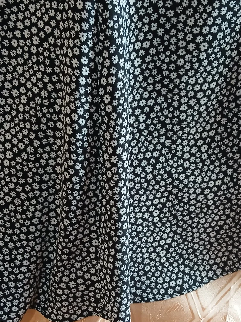 H&M Crno/Bela haljina A kroja M/L