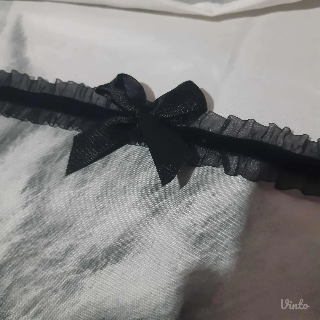 Choker ogrlica i plisana kratka majica S/M