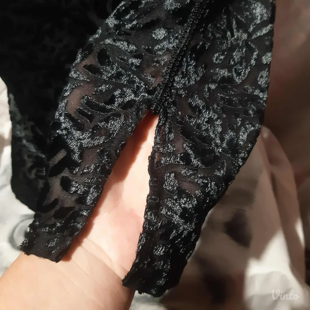 Crna bluza providna sa plisanim printom S/M