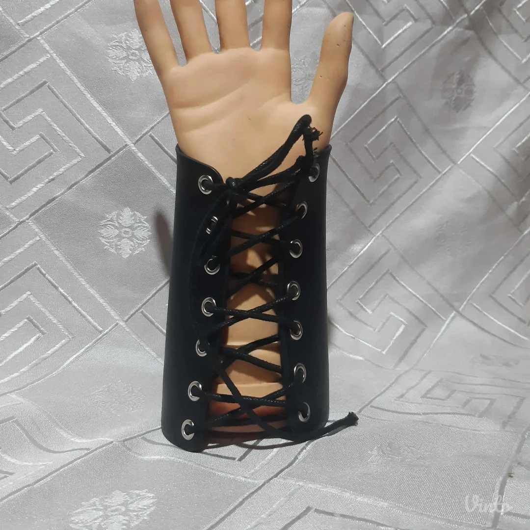 Punk/Rock/Metal narukvica sa nitnama Unisex