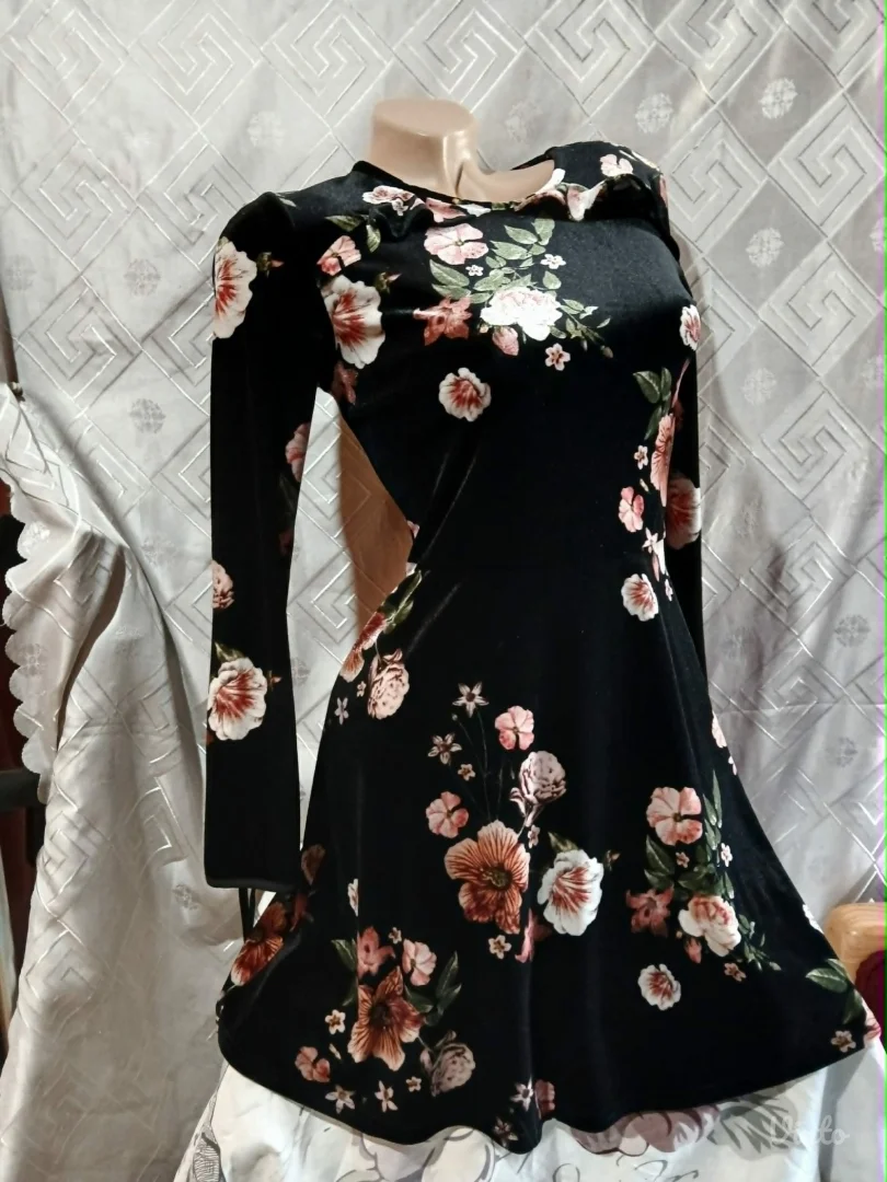 Prelepa crna plisana haljina A kroja floral print S