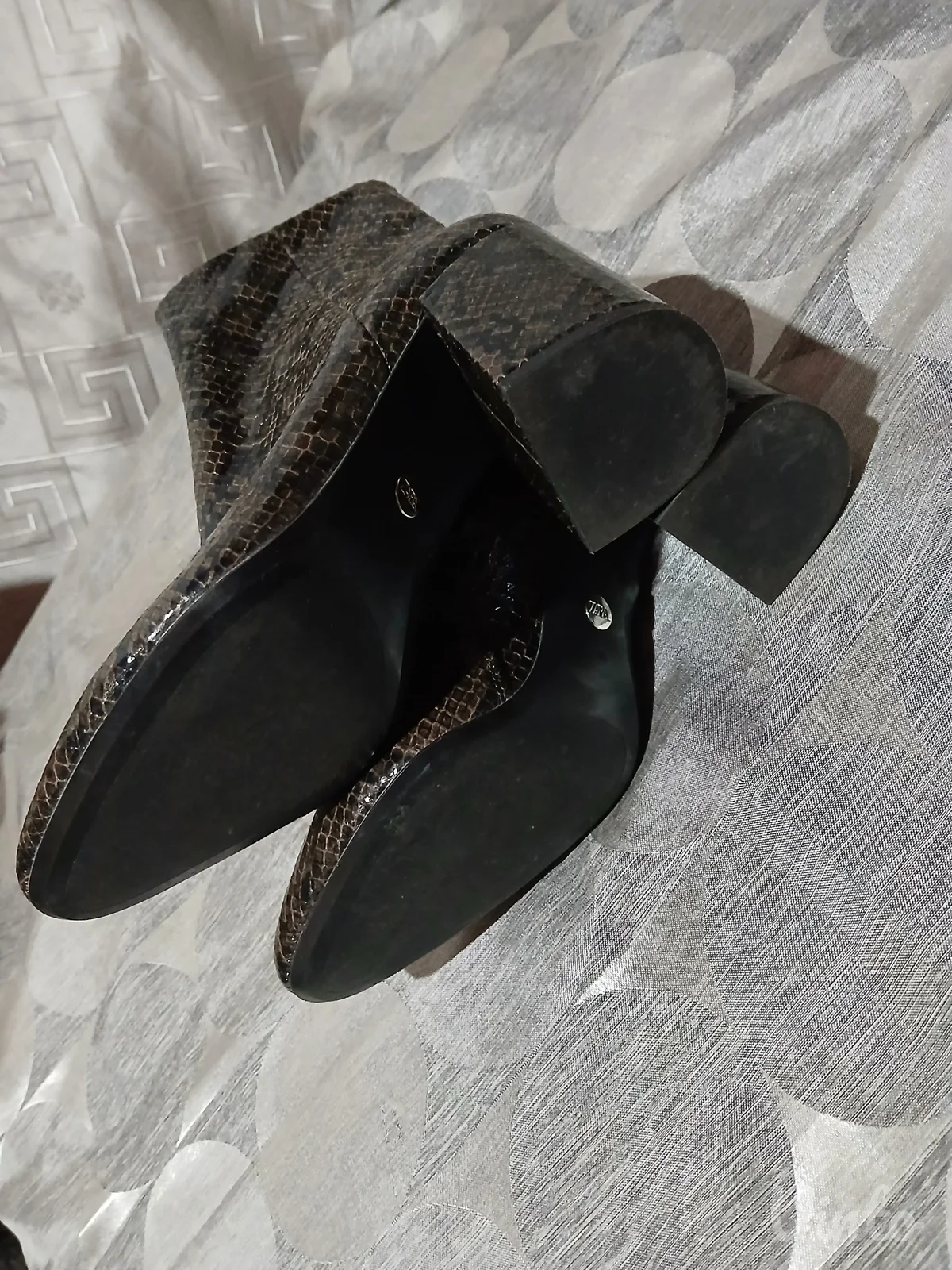 Zara gleznjace snake print 36
