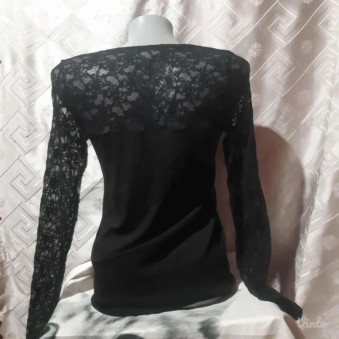 Crna bluza sa cipkom M