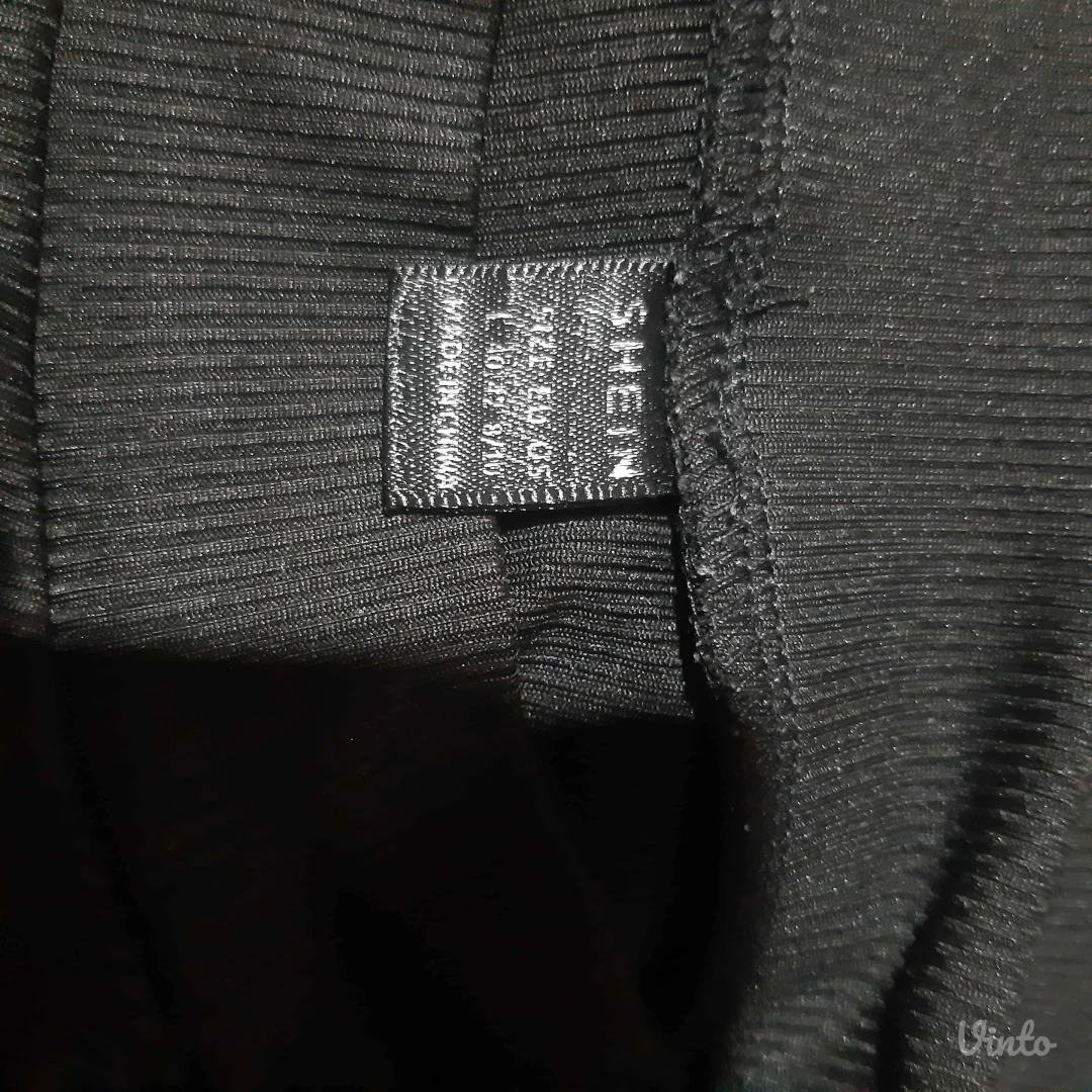 Shein crop bluza sa dekolteom M/L